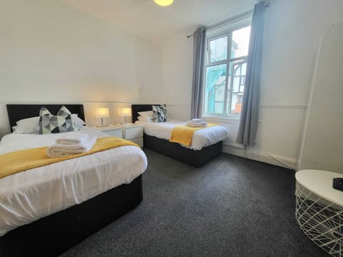 Classic Twin Room | In-room safe, iron/ironing board, free WiFi, bed sheets