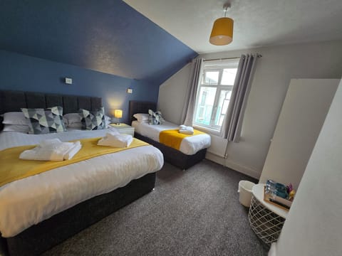 Classic Triple Room | In-room safe, iron/ironing board, free cribs/infant beds, travel crib