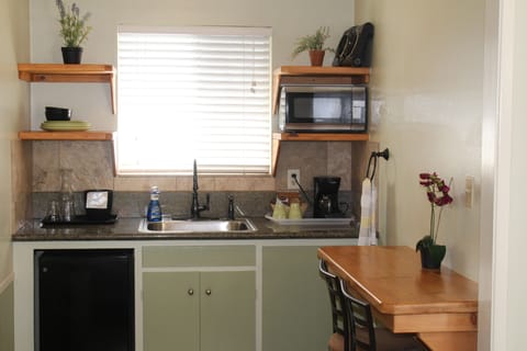 Room, 2 Double Beds, Kitchenette | Private kitchen | Fridge, microwave, coffee/tea maker