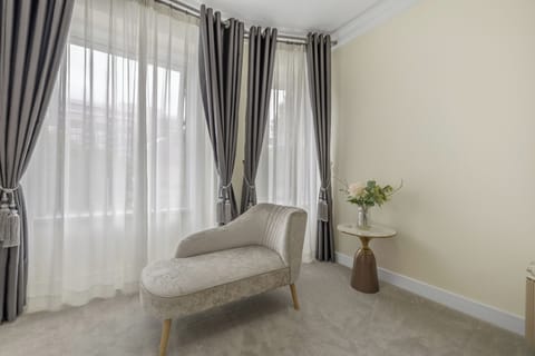 Superior King Room | Desk, iron/ironing board, free WiFi, bed sheets