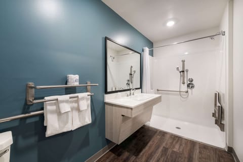 Room, 1 Queen Bed, Accessible, Non Smoking (Roll-in Shower) | Bathroom | Combined shower/tub, towels