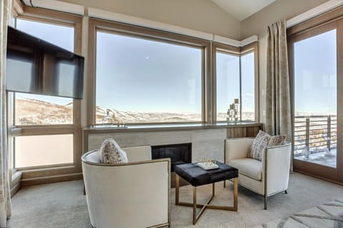 Suite, 5 Bedrooms | Living room