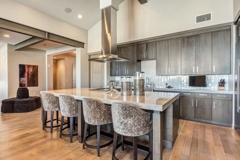 Suite, 5 Bedrooms | Private kitchen | Fridge, oven