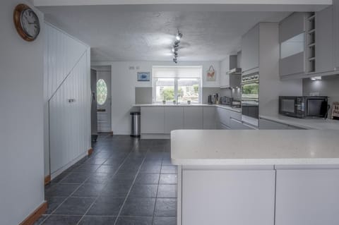 Tucking Mill - 3 Bedroom Holiday Home - Stepaside (10675)