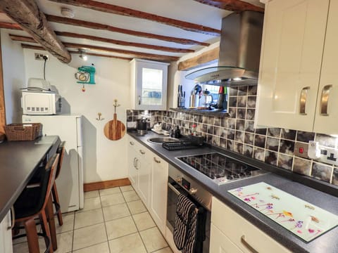 Cottage | Private kitchen | Fridge, dishwasher, cookware/dishes/utensils