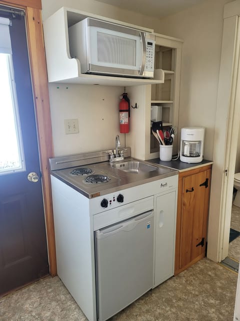 Bear Cave Cabin | Private kitchen | Mini-fridge, microwave, toaster, cookware/dishes/utensils
