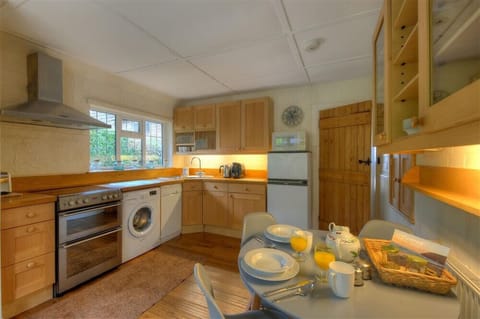 Cottage | Private kitchen | Fridge, dishwasher, cookware/dishes/utensils