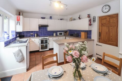 Fridge, dishwasher, cookware/dishes/utensils