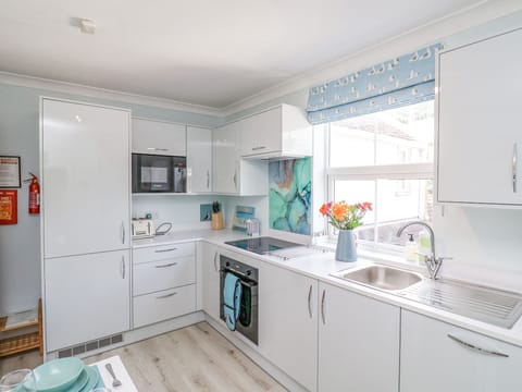 Cottage | Private kitchen | Fridge, dishwasher, cookware/dishes/utensils