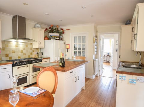 Cottage | Private kitchen | Fridge, dishwasher, cookware/dishes/utensils