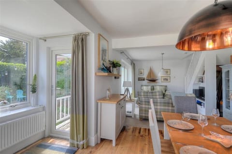 Cottage | Private kitchen | Fridge, dishwasher, cookware/dishes/utensils