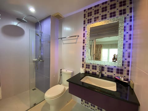 Suite | Bathroom | Shower, bidet, towels, soap