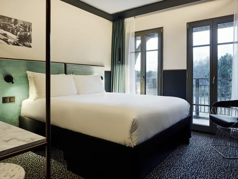 Comfort Room, 1 Double Bed, Balcony | Minibar, in-room safe, blackout drapes, soundproofing