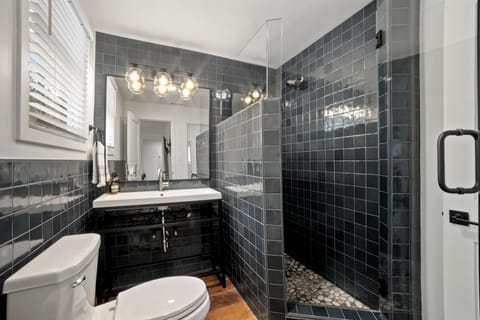 Standard Cabin | Bathroom | Rainfall showerhead, free toiletries, hair dryer, towels