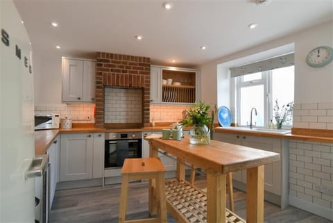 Cottage | Private kitchen | Fridge, dishwasher, cookware/dishes/utensils