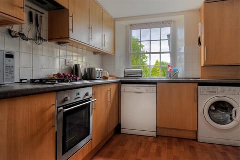 Cottage | Private kitchen | Fridge, dishwasher, cookware/dishes/utensils