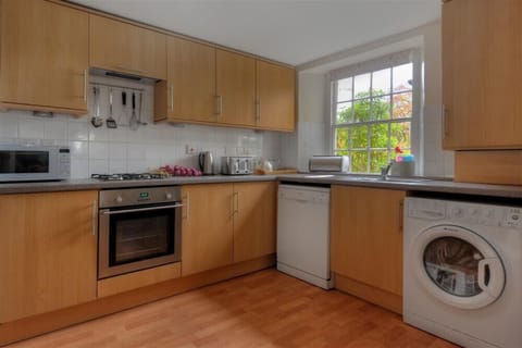 Cottage | Private kitchen | Fridge, dishwasher, cookware/dishes/utensils