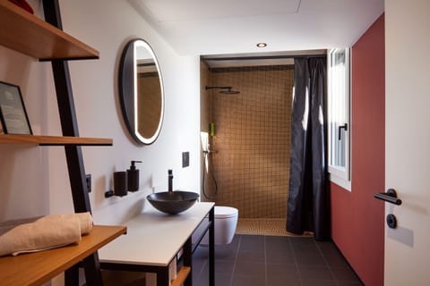 Superior Room, 1 King Bed | Bathroom | Shower, eco-friendly toiletries, hair dryer, towels