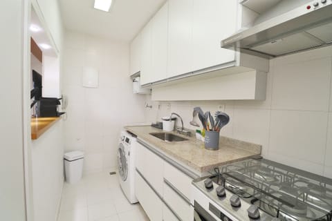 Deluxe Triple Room | Private kitchen | Full-size fridge, coffee/tea maker, blender, cookware/dishes/utensils