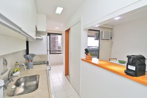 Deluxe Triple Room | Private kitchen | Full-size fridge, coffee/tea maker, blender, cookware/dishes/utensils