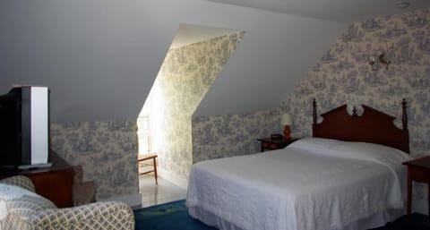 Double Room, River View | Individually decorated, individually furnished, free WiFi, bed sheets