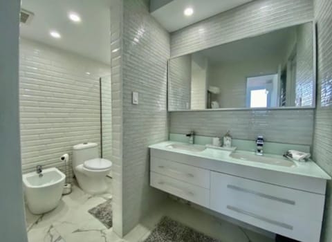 Standard Apartment | Bathroom | Shower, towels