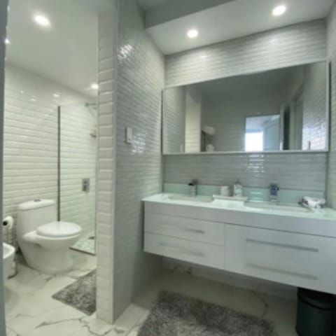 Standard Apartment | Bathroom | Shower, towels