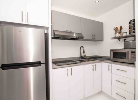 Classic Apartment | Private kitchen | Toaster, cookware/dishes/utensils