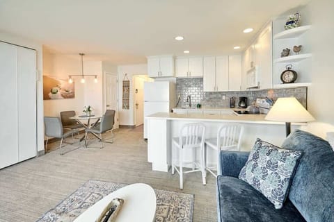 The kitchen is only steps away