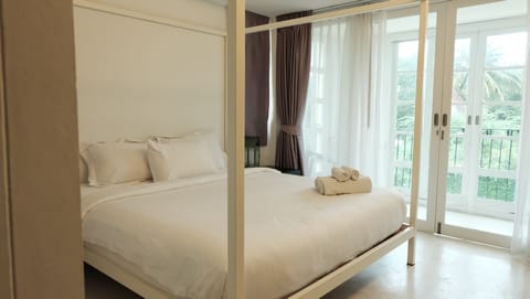 Deluxe Room, Balcony, Partial Sea View | Minibar, in-room safe, individually furnished, desk