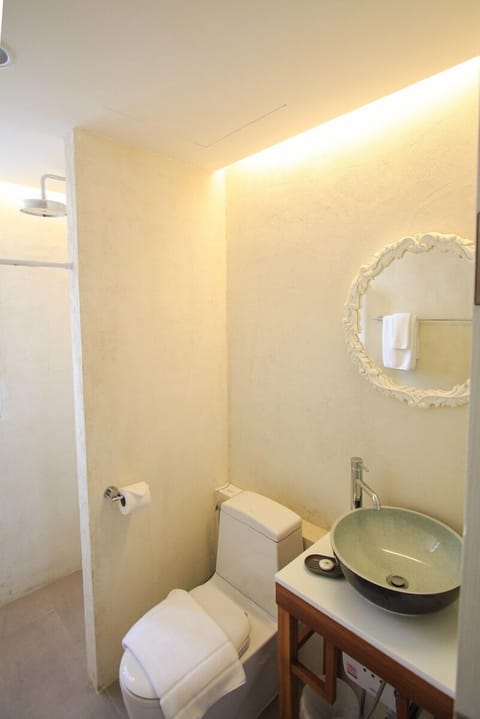 Deluxe Room, Balcony, Garden View | Bathroom | Shower, rainfall showerhead, free toiletries, hair dryer