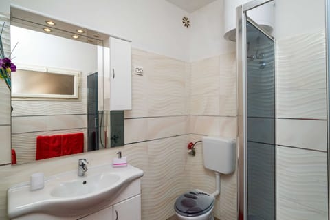 Studio (Studio Apartment with Balcony and Sea) | Bathroom | Shower, towels