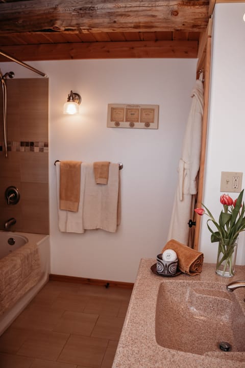 Cabin - 2 Queen & 1 Double | Bathroom | Free toiletries, hair dryer, towels, soap