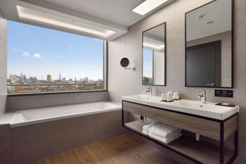 Presidential Suite Package | Bathroom | Free toiletries, towels