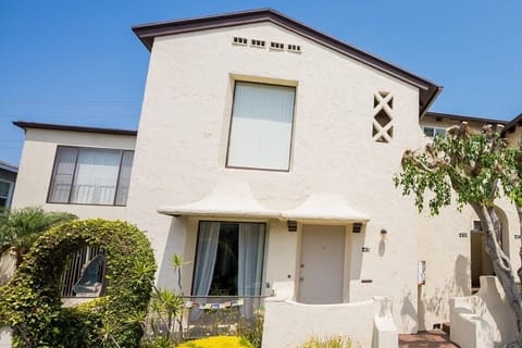 Small 1920's charming building.  Upper unit on the far left.