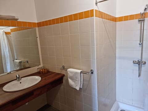 Studio | Bathroom | Free toiletries, towels