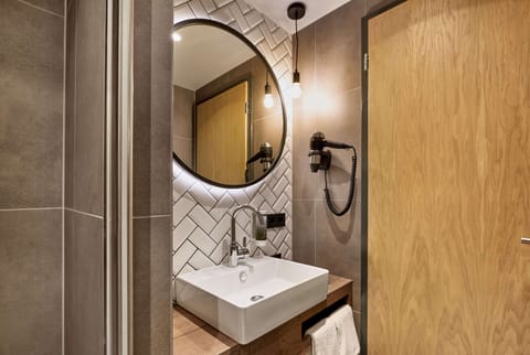 Quadruple Room | Bathroom | Shower, hair dryer, heated floors, towels