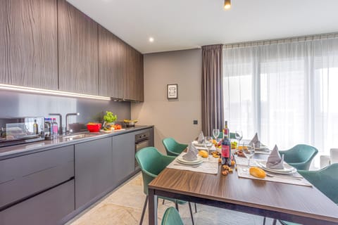 Family Apartment, 2 Bedrooms (ICON H 601 Suite Executive) | Dining room