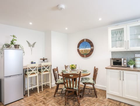 Cottage | Private kitchen | Dishwasher, cookware/dishes/utensils