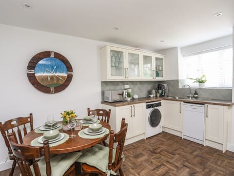 Cottage | Private kitchen | Dishwasher, cookware/dishes/utensils