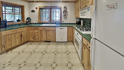 Cabin, Multiple Beds, Kitchen | Private kitchen | Fridge, microwave, oven, stovetop