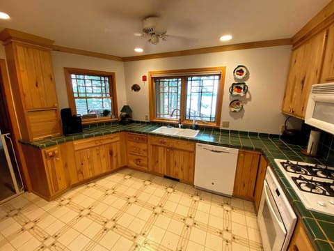 Cabin, Multiple Beds, Kitchen | Private kitchen | Fridge, microwave, oven, stovetop