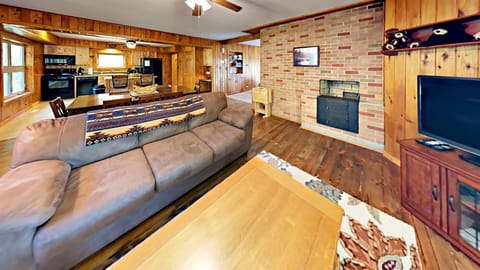 Cabin, Multiple Beds, Kitchen | Living area | 40-inch TV with cable channels