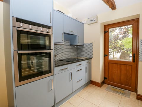 Cottage | Private kitchen | Fridge, dishwasher, electric kettle, toaster