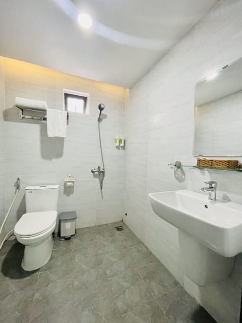 Comfort Double or Twin Room, Multiple Beds, City View | Bathroom | Shower, free toiletries, hair dryer, slippers