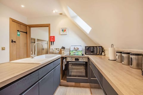 Rainbow Barns Kitchen - StayCotswold