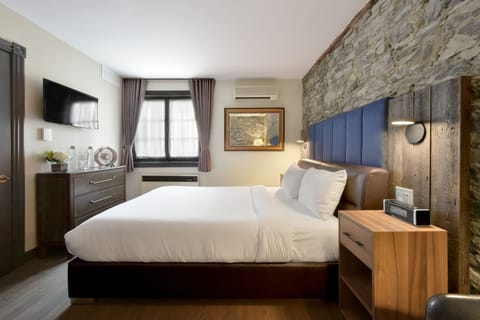Superior Room, 1 Queen Bed | Hypo-allergenic bedding, down comforters, in-room safe, desk