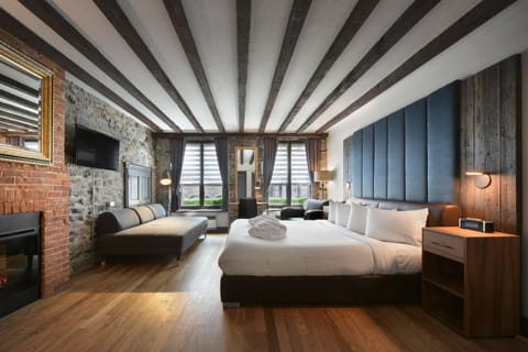 Superior Room, 1 King Bed | Hypo-allergenic bedding, down comforters, in-room safe, desk