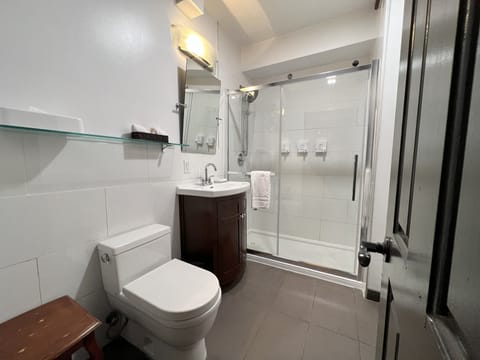 Room, 1 Queen Bed, Ground Floor (Lobby) | Bathroom | Shower, free toiletries, hair dryer, towels