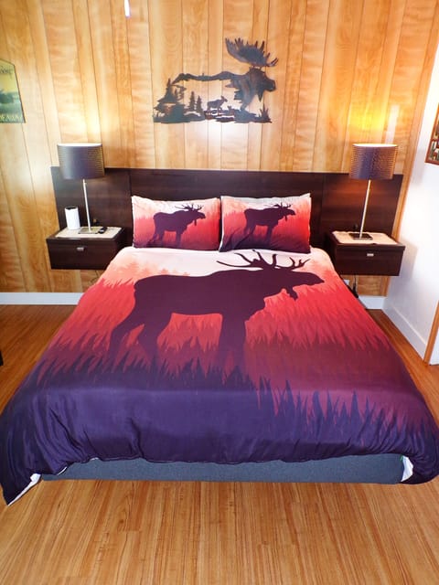 Moose Cottage - 1 queen bed - 1 Room | Individually decorated, individually furnished, rollaway beds, free WiFi